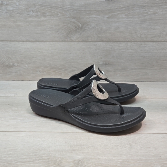 Crocs Dual Sanrah Comfort Women Silver Circle Sandals Wedge Shoes Thong Sz 11 - Picture 1 of 12